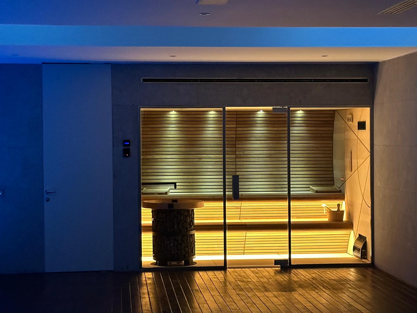 Ventana en acero inoxidable para piscina