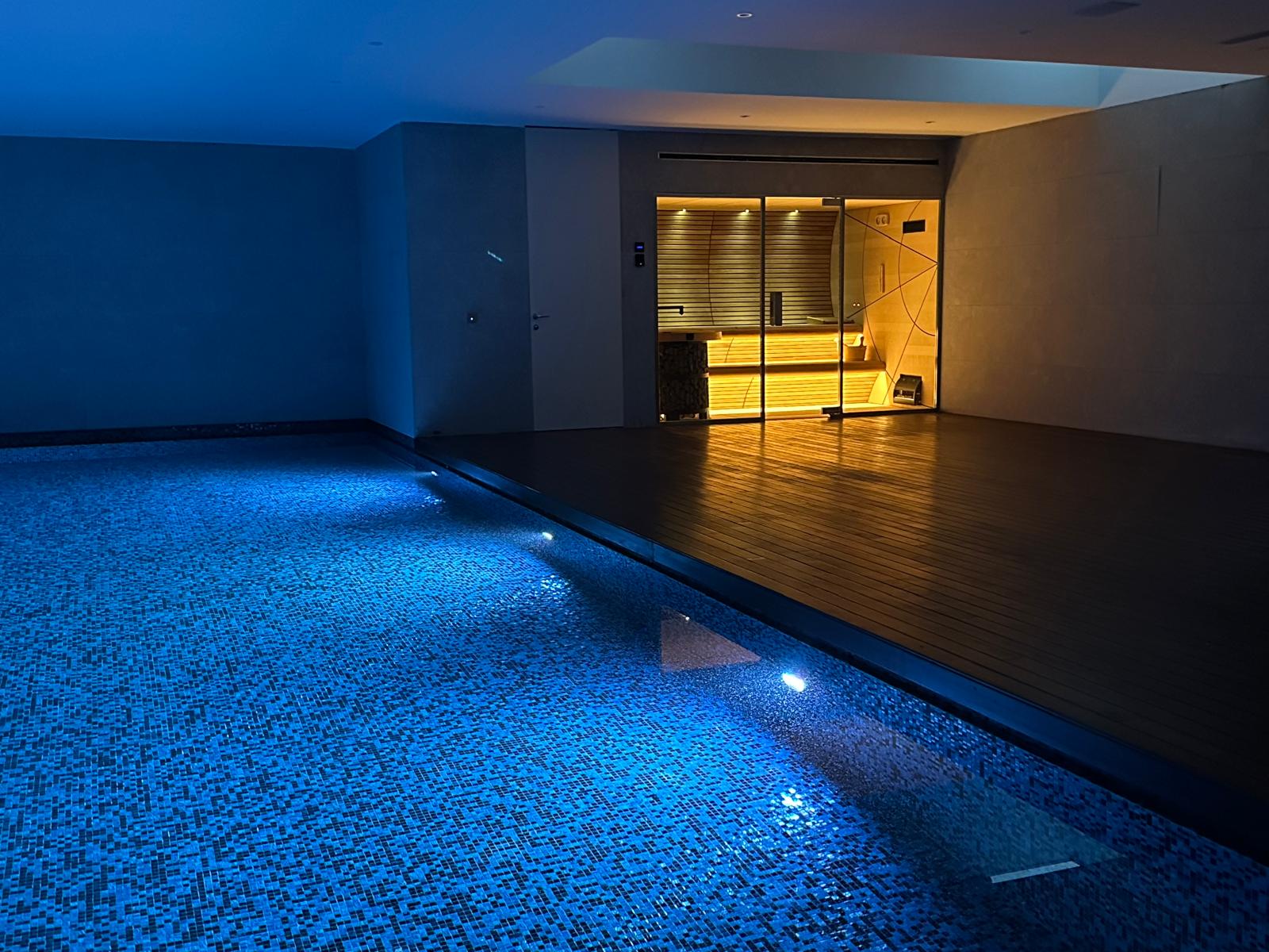 Ventana en acero inoxidable para piscina