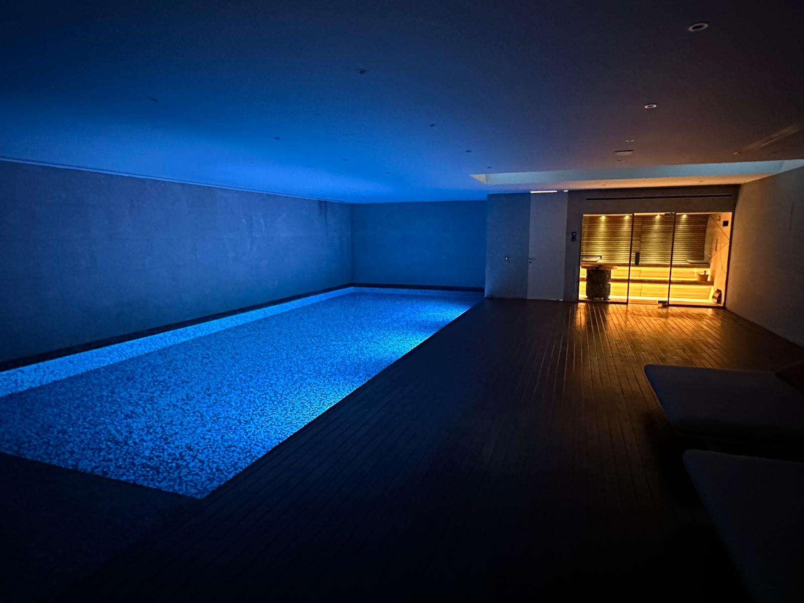 Ventana en acero inoxidable para piscina