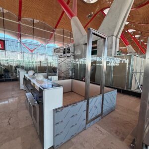 Montaje mostrador para atención al cliente con panel protector transparente y base metálica resistente